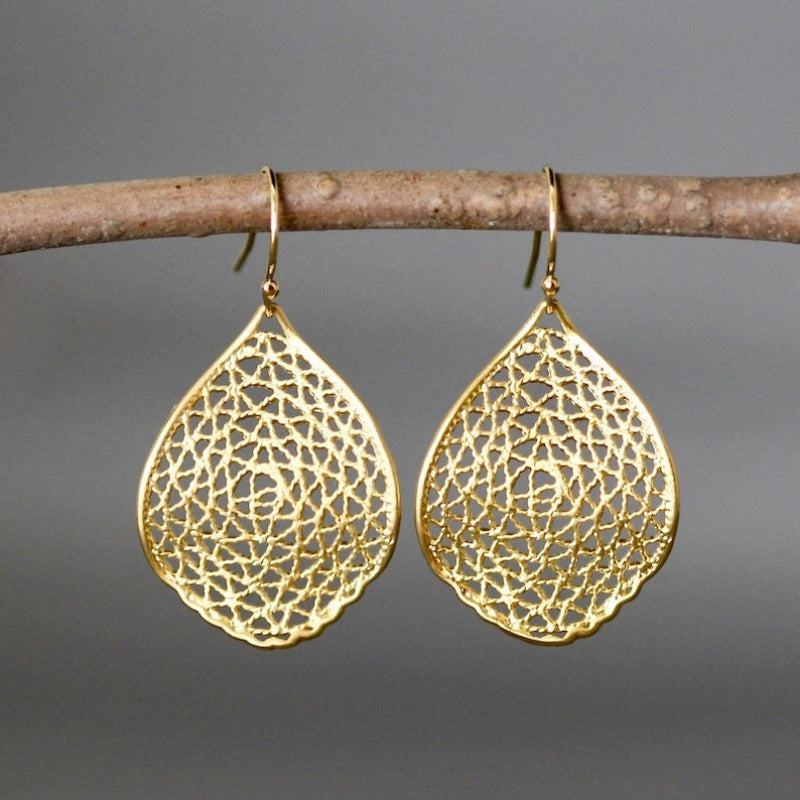 Creative Retro Leaf Hollow Drop Earrings – Stylish Pendant Design