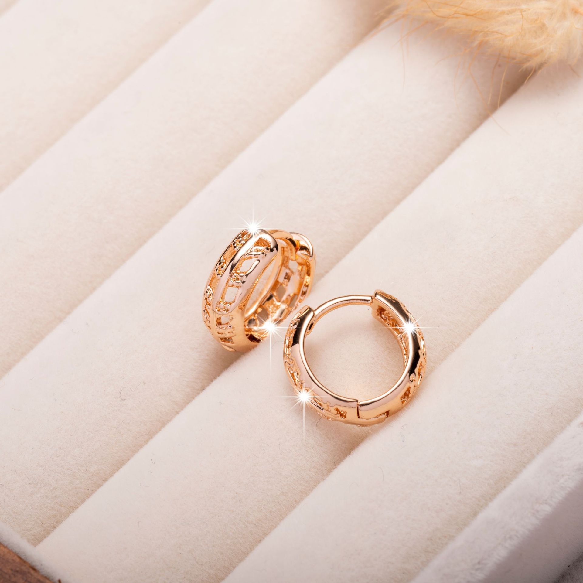 High-End Hollow Leaf Earrings – Elegant Small Niche Design