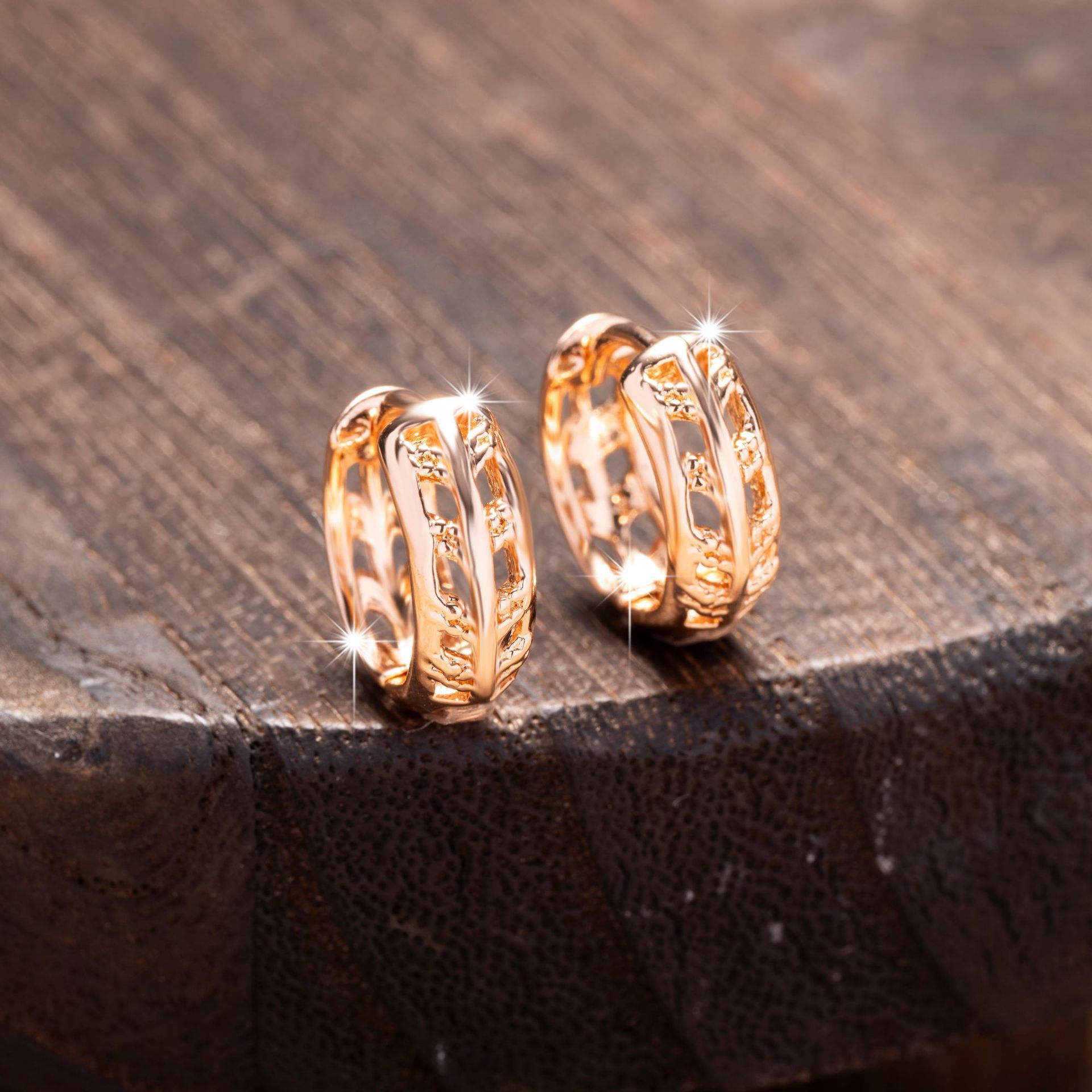 High-End Hollow Leaf Earrings – Elegant Small Niche Design